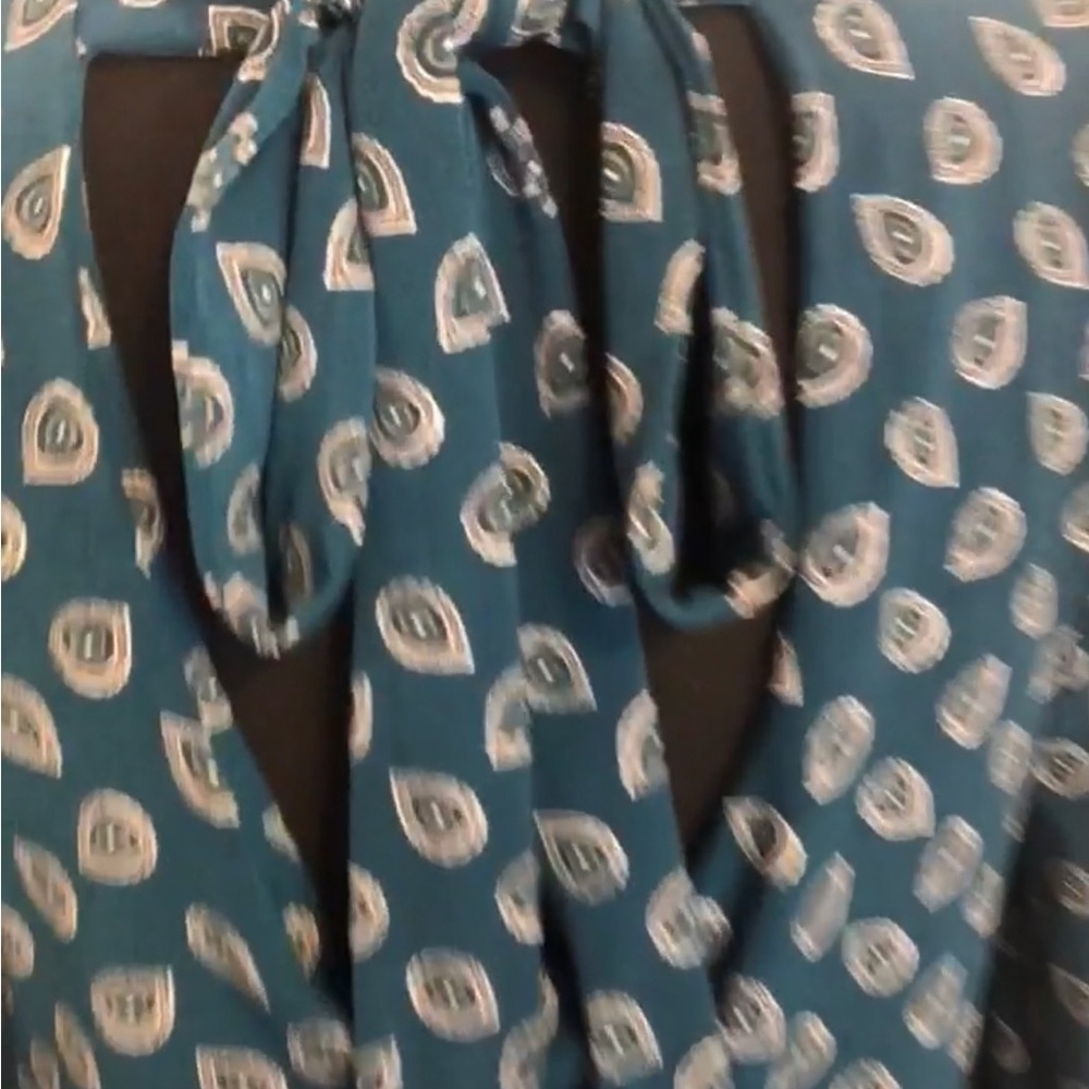 Michael Kors blouse with tie at neck & open in back. - Picture 9 of 9